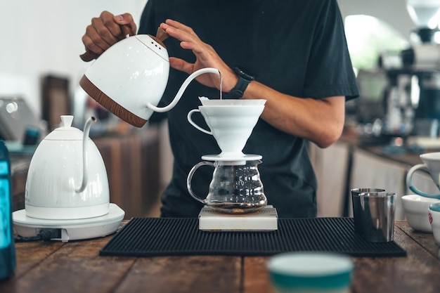 Café de goteoCerca de café preparado a mano