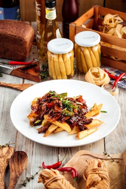 Café gourmet prato de carne cozida com batata frita