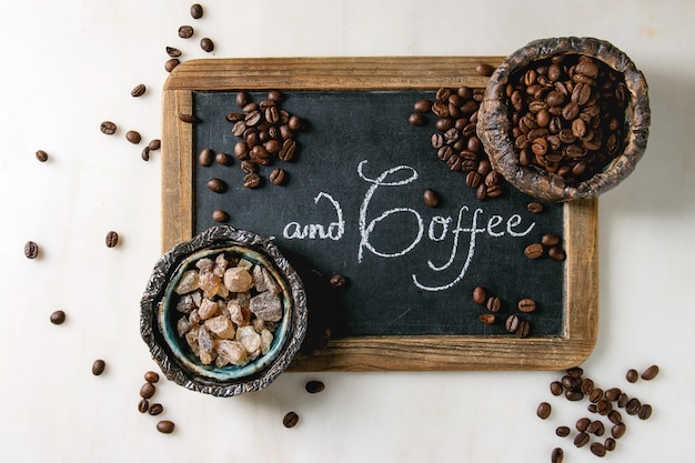 Café en grano y azúcar