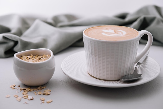 Café con granos de avena de cerca