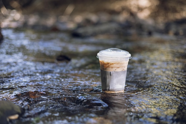 Café helado anidado en el agua en medio de la naturaleza pacífica