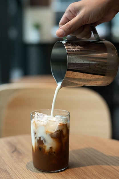 Foto café helado en una cafetería desdibujando el fondo con imagen bokeh