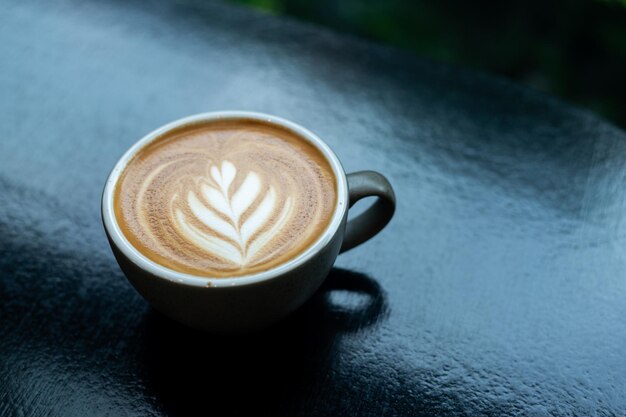 Foto café helado en una cafetería desdibujando el fondo con imagen bokeh