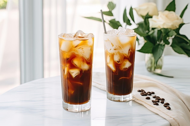 Café helado Dalgon y cubitos de hielo de café servidos en un podio y una mesa de madera blanca y mármol