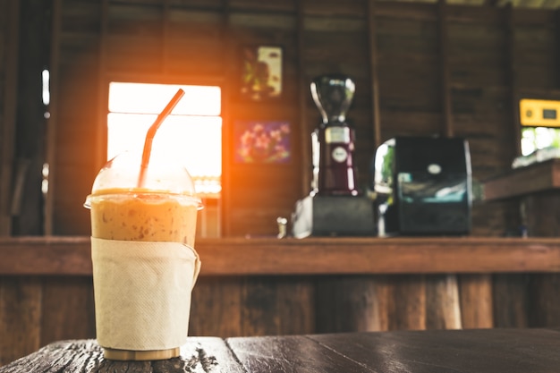 Café helado en el fondo de madera. (vendimia)