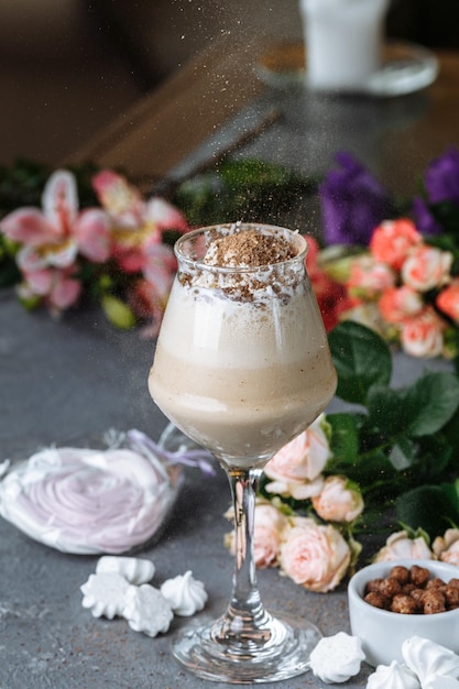 Café helado fresco con chocolate aderezado con galletas y dulces