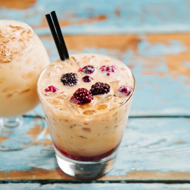 Café helado con leche, almíbar y frutos rojos. Bebidas frescas de verano.