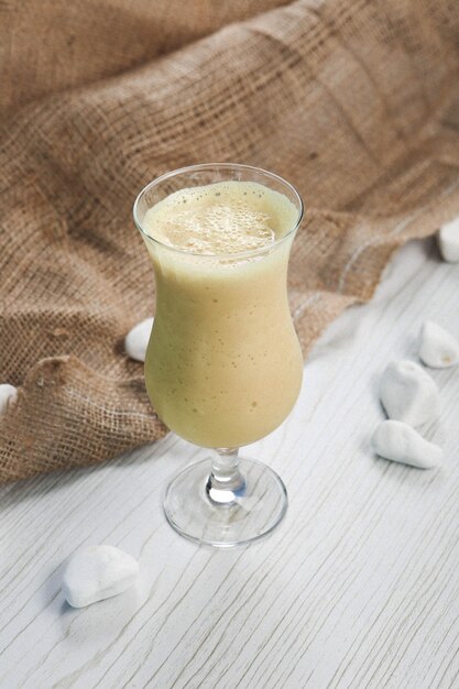 Café helado con leche. Café con leche helado. Mujer sosteniendo una taza de café helado.