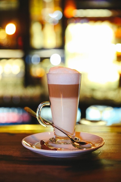 Foto café helado con leche. café con leche helado. mujer sosteniendo una taza de café helado.