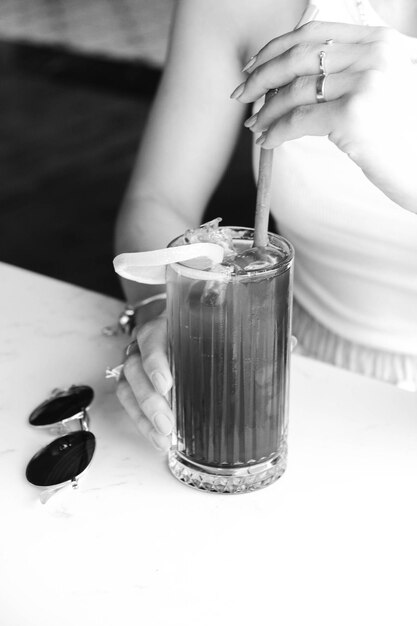 Café helado con leche. Café con leche helado. Mujer sosteniendo una taza de café helado.