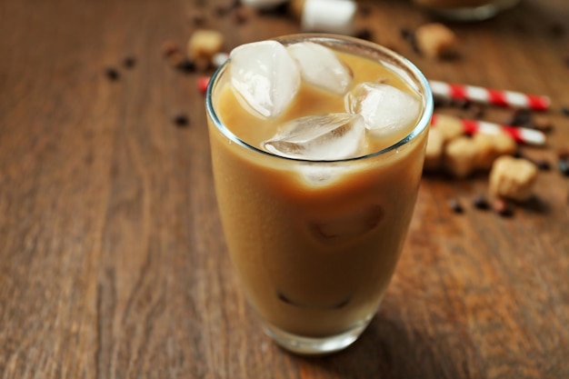 Café helado con leche en el fondo de madera