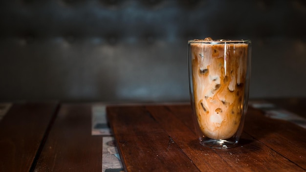 café helado con leche listo para beber en el café