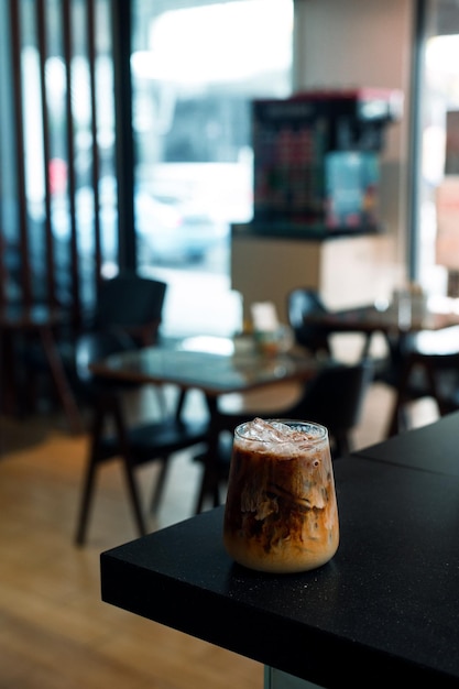 café helado con leche listo para beber en la cafetería