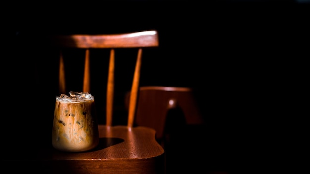 café helado con leche listo para beber en la cafetería