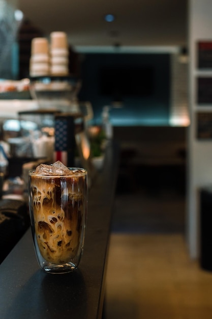 café helado con leche listo para beber en la cafetería