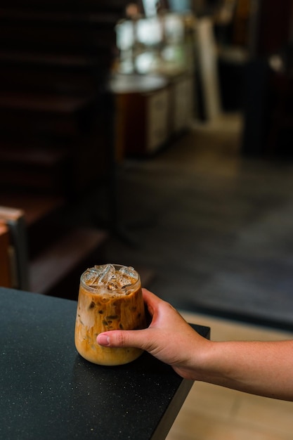 café helado con leche listo para beber en la cafetería