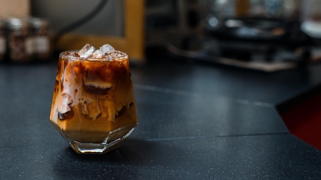 café helado con leche listo para beber en la cafetería