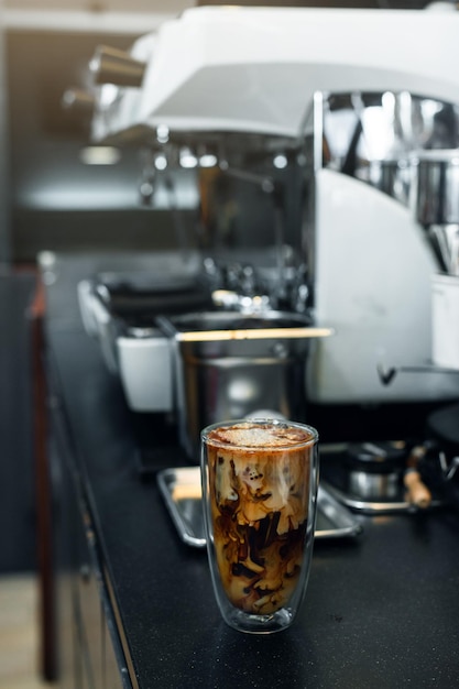 café helado con leche listo para beber en la cafetería