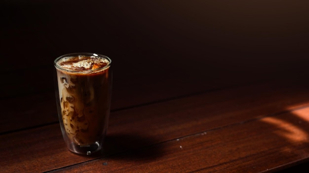 café helado con leche listo para beber en la cafetería