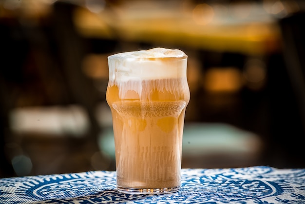 Café helado con leche en la mesa de madera