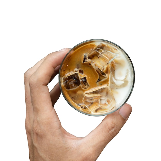 Café helado con leche en un vaso sobre una mesa en un café