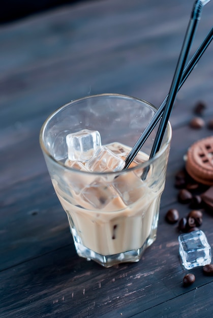 Café helado con leche en vaso.