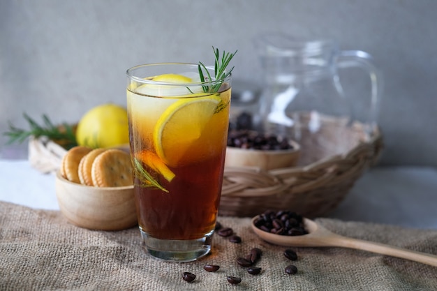 café helado con limón y romero