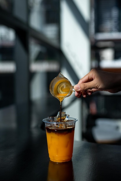 Café helado con limón sobre la mesa en el café Enfoque selectivo