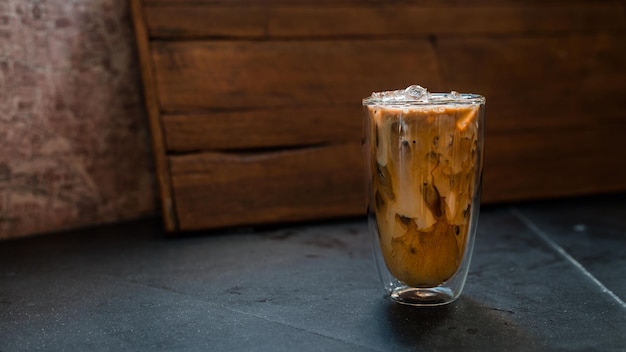 café helado listo para beber en la cafetería