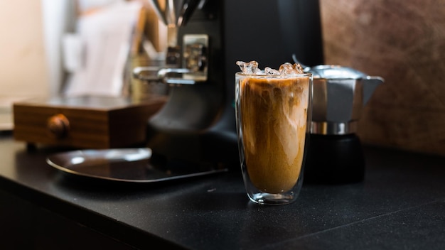 café helado listo para beber en la cafetería