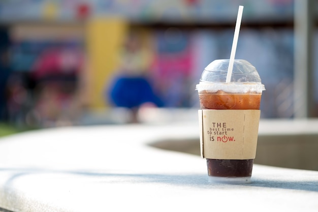 Café helado por la mañana y mensaje de texto &quot;El mejor momento para comenzar es ahora&quot;