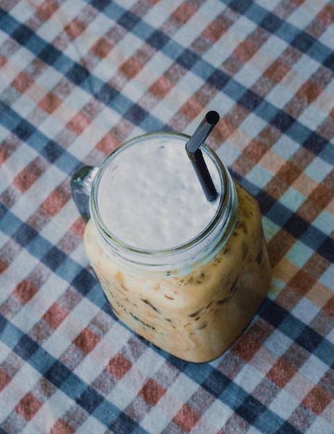 Café helado en el mantel tono vintage