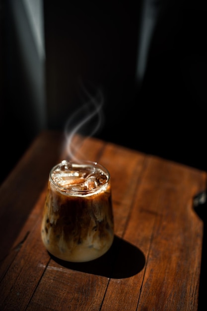 Café helado en la mesa con crema que se vierte mostrando la textura