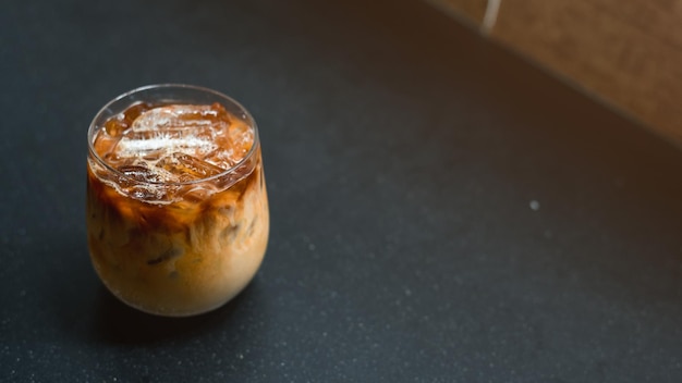 Café helado en una mesa con crema que se vierte mostrando la textura