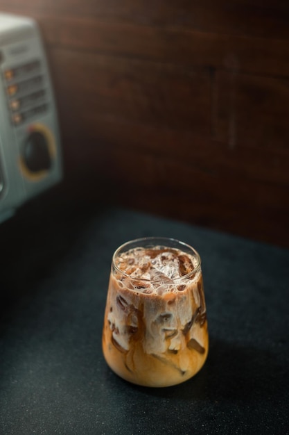 Café helado en una mesa con crema que se vierte mostrando la textura