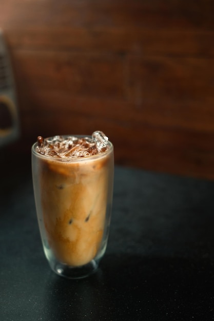 Café helado en una mesa con crema que se vierte mostrando la textura