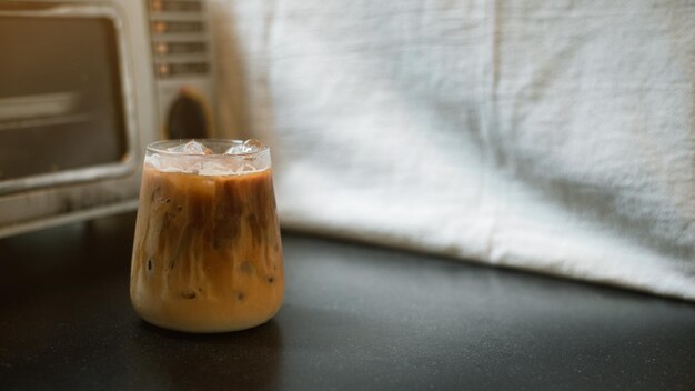 Café helado en una mesa con crema que se vierte mostrando la textura