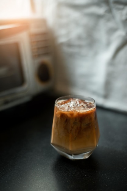 Café helado en una mesa con crema que se vierte mostrando la textura