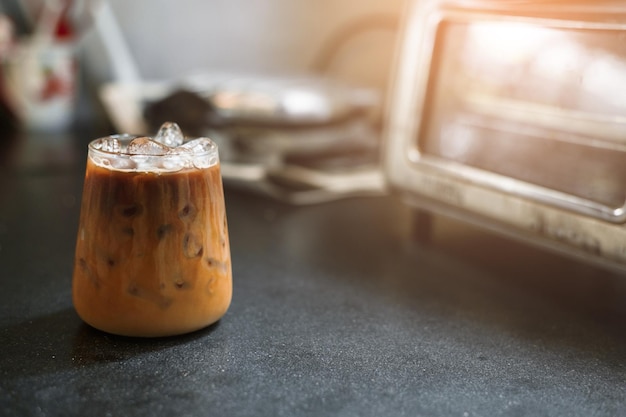 Café helado en una mesa con crema que se vierte mostrando la textura