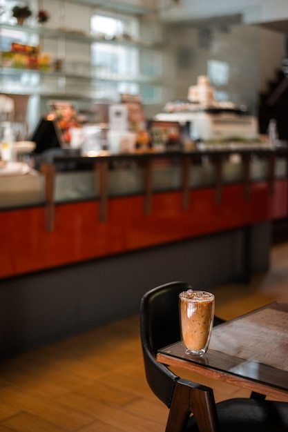 café helado en la mesa dentro del café