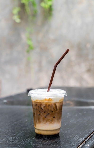 café helado en la mesa