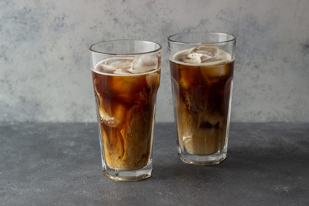 Café helado con nata. Bebidas frías. Comida vegetariana. Alimentación saludable.