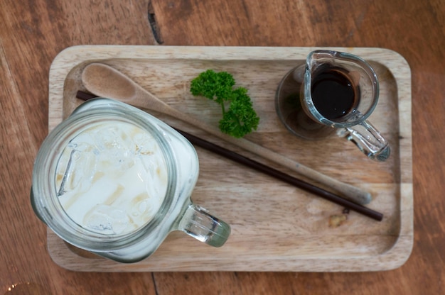 Foto el café helado se separa con leche en la vista de tabla de madera.