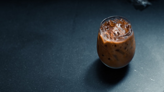 Café helado servido en una mesa negra en el café