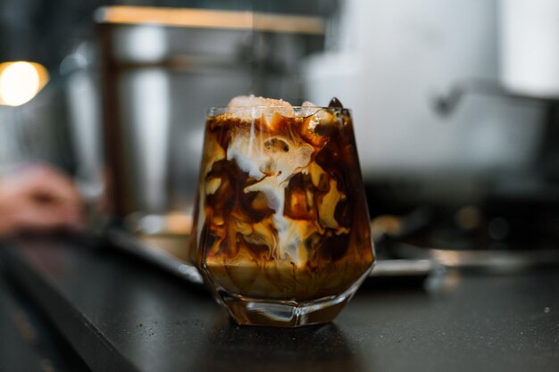 café helado servido en la mesa negra en un café