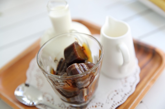 café helado sobre fondo de madera blanca