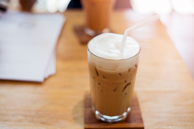 café helado sobre fondo de madera