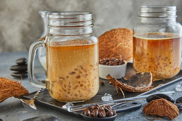 Café helado tailandés con leche de coco con hielo picado en un tarro de cristal