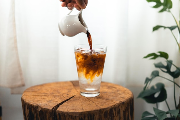 Café helado en una taza en la habitación Café helado en una taza en casa