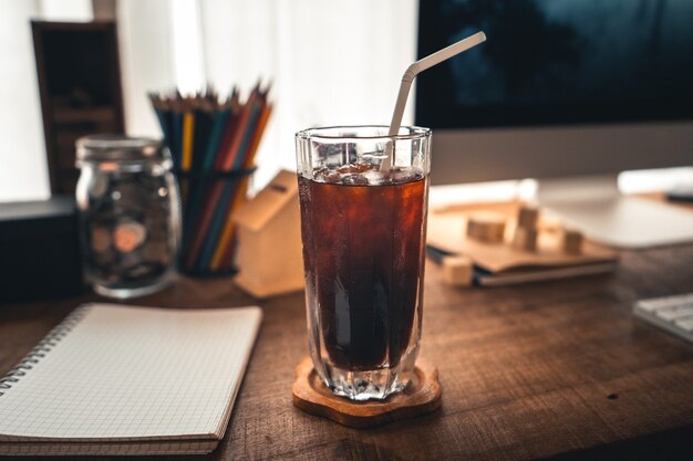 Café helado en una taza sobre el escritorio, Beber